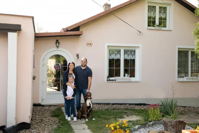 Ve škole se Báře smějí kvůli jejímu malému oušku, na které navíc neslyší. Rodina shání peníze na operaci