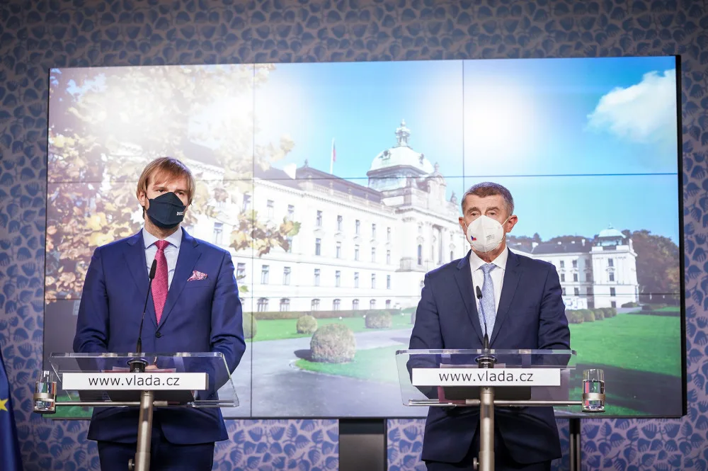 Zrušení vánočních trhů, hospody a bary jen do deseti večer. Opatření opět zpřísňují