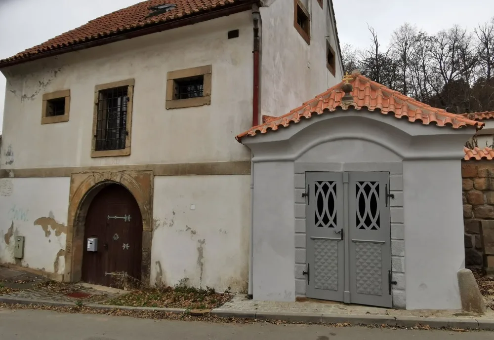 Barokní kaplička v Plzni na Roudné prošla rekonstrukcí, z nenápadné památky je skvost