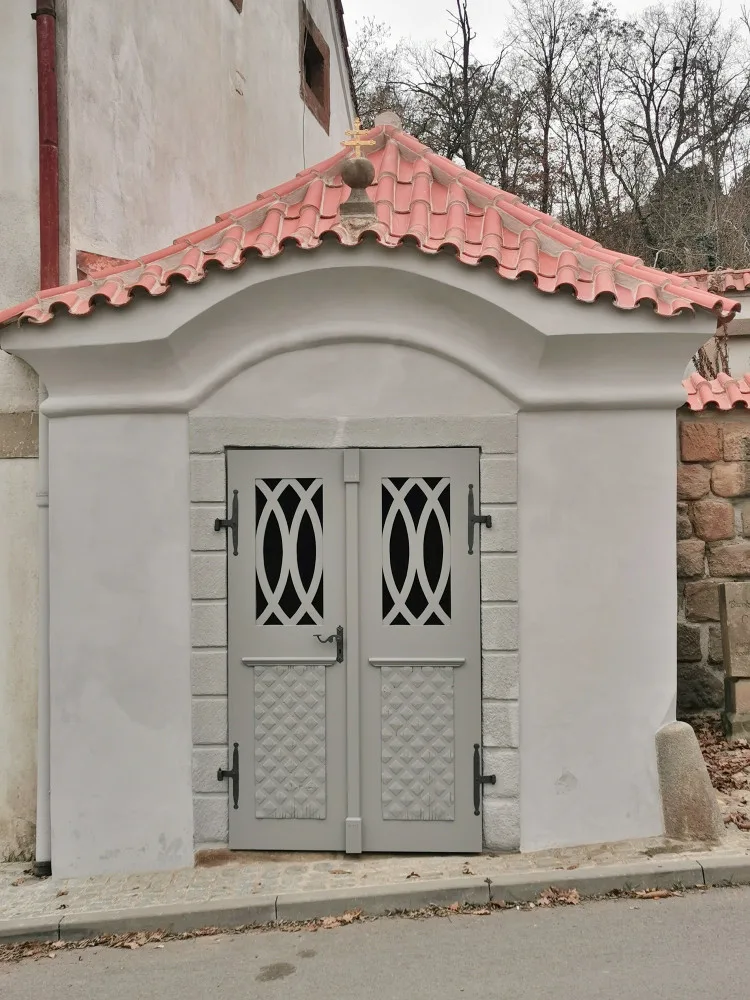 Barokní kaplička v Plzni na Roudné prošla rekonstrukcí, z nenápadné památky je skvost