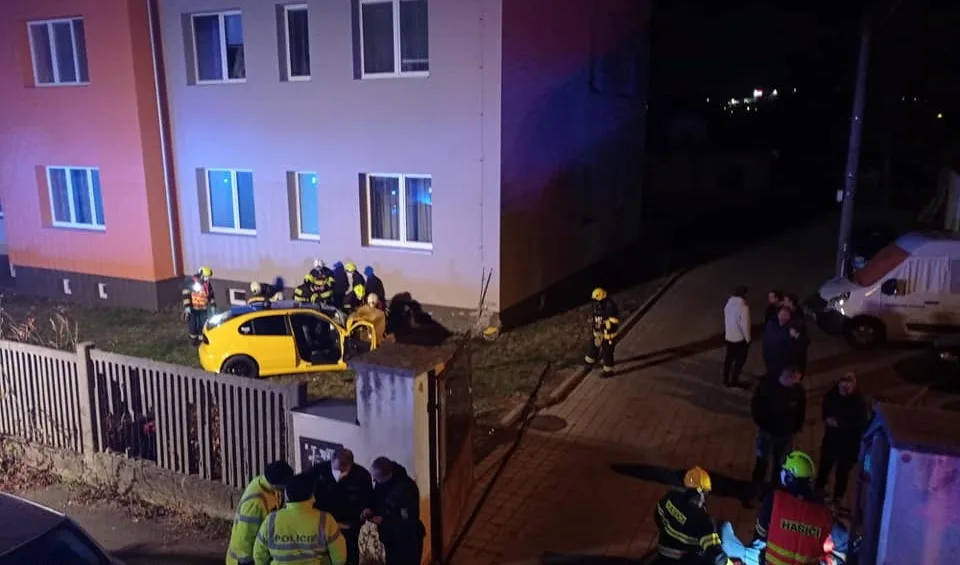 Auto proletělo ve vysoké rychlosti otevřenou bránou na dvůr a narazilo do domu, tři lidé se zranili