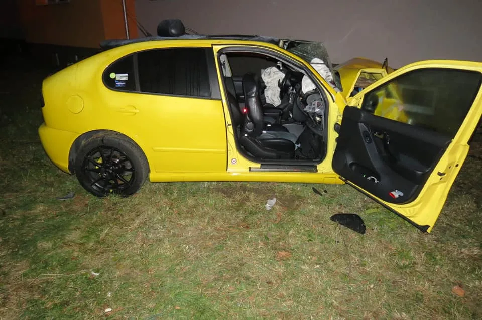 Auto doslova proletělo otevřenou bránou na dvůr a narazilo do domu, tři lidé se zranili
