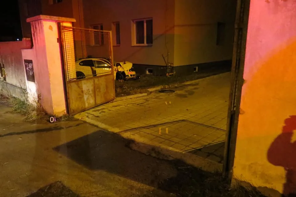 Auto doslova proletělo otevřenou bránou na dvůr a narazilo do domu, tři lidé se zranili