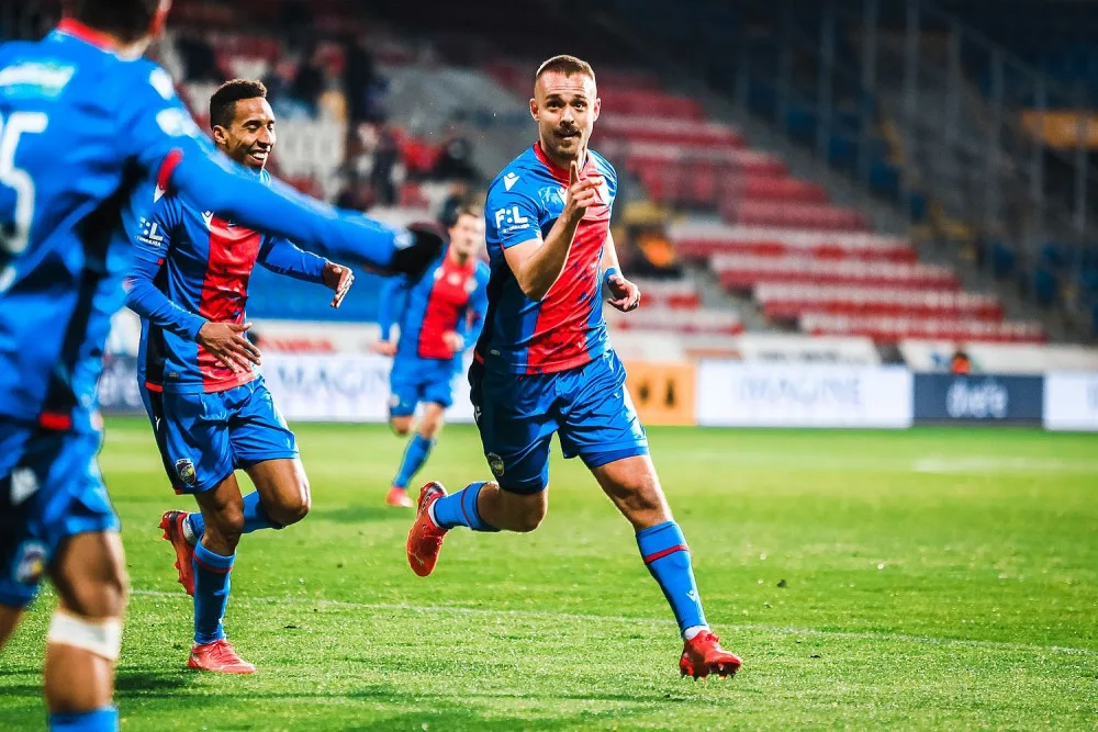 Viktorián Luděk Pernica provětral tradiční knír na Movember a podílel se na vysoké výhře nad Bohemians