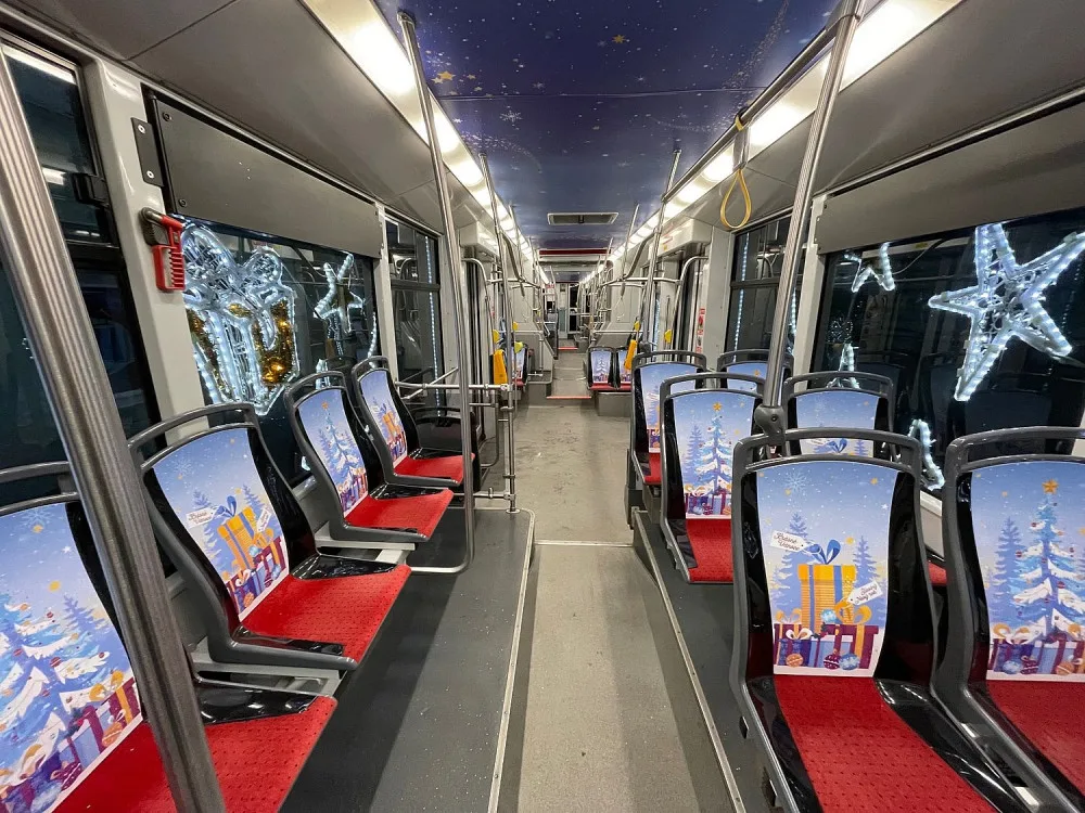 Speciálně vyzdobená plzeňská vánoční tramvaj už vyjela na svoji premiérovou jízdu