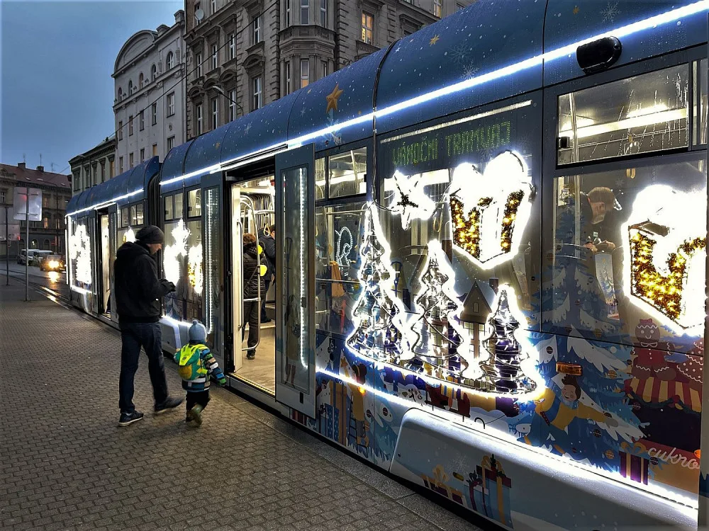 Speciálně vyzdobená plzeňská vánoční tramvaj už vyjela na svoji premiérovou jízdu