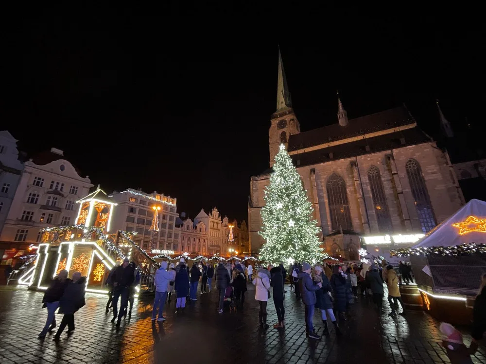 Stovky lidí si nenechaly ujít rozsvícení vánočního stromu v Plzni, i když akce byla oficiálně zrušena