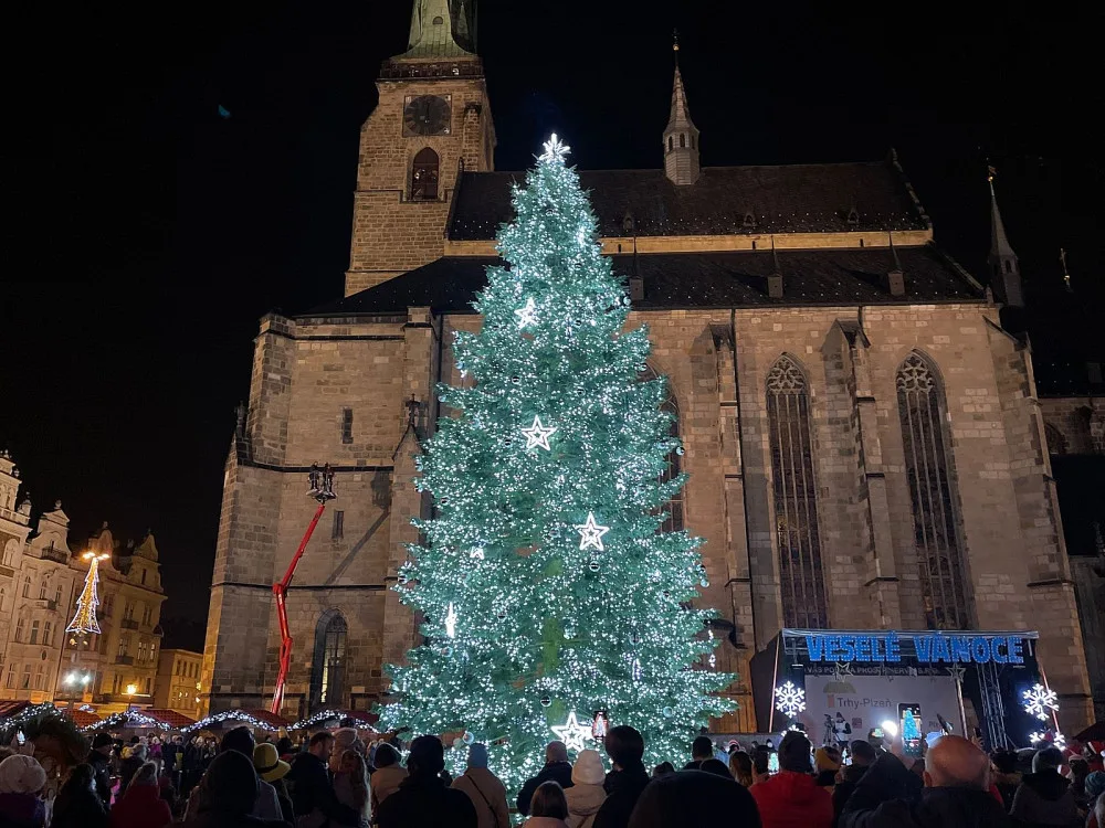 Stovky lidí si nenechaly ujít rozsvícení vánočního stromu v Plzni, i když akce byla oficiálně zrušena