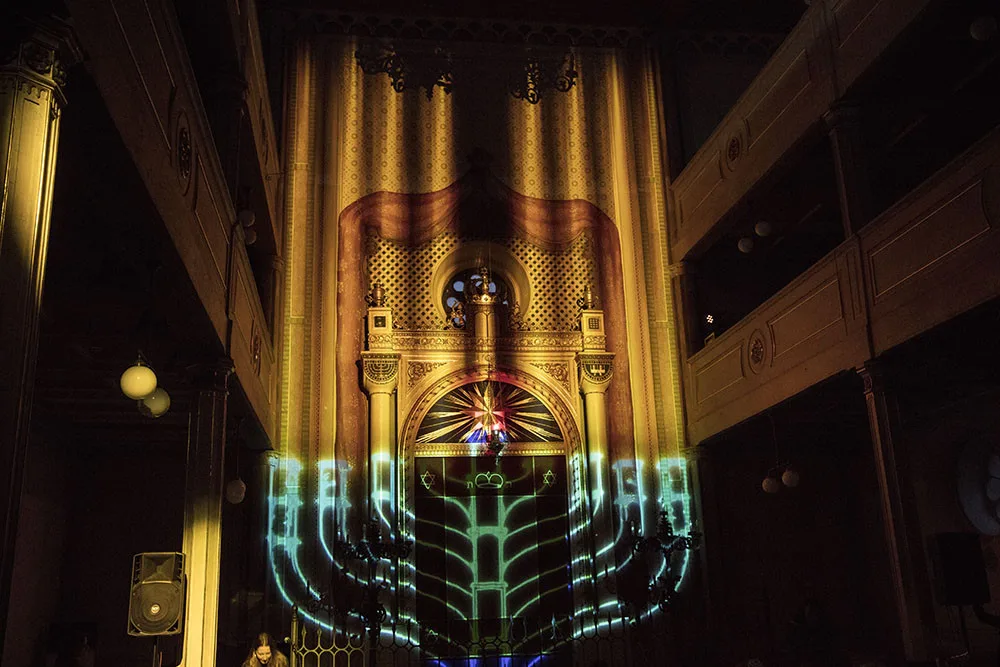 Osm světel rozzářilo Starou synagogu, unikátní světelná instalace oslavuje židovský svátek Chanuku