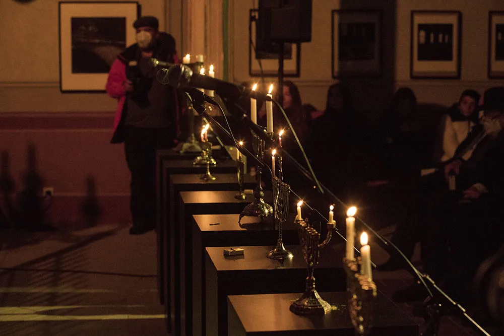 Osm světel rozzářilo Starou synagogu, unikátní světelná instalace oslavuje židovský svátek Chanuku