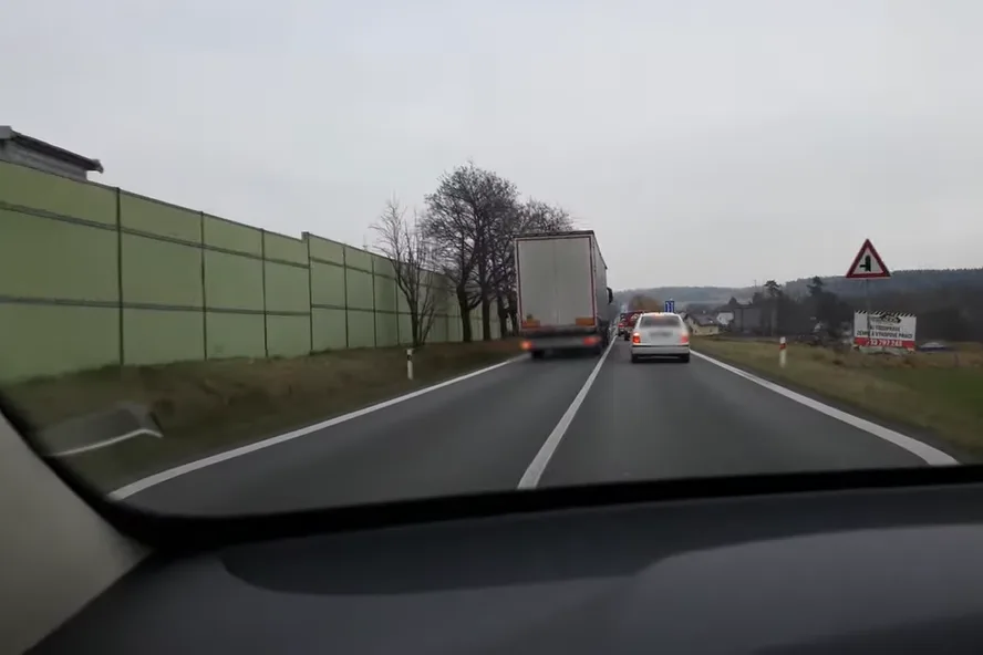 Palubní kamera zachytila děsivé předjíždění řidiče kamionu přes plnou čáru, policisté si na něj počkali
