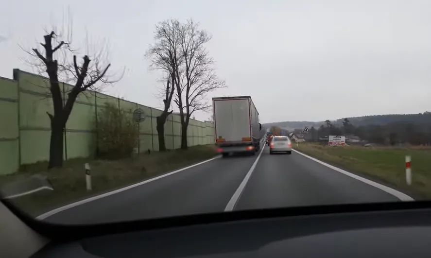 Palubní kamera zachytila děsivé předjíždění řidiče kamionu přes plnou čáru, policisté si na něj počkali