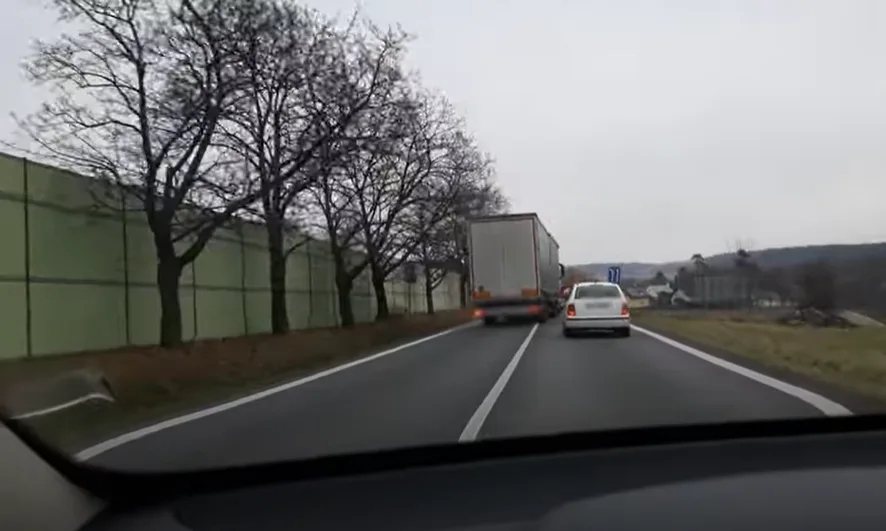 Palubní kamera zachytila děsivé předjíždění řidiče kamionu přes plnou čáru, policisté si na něj počkali