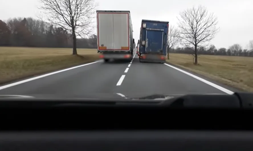 Palubní kamera zachytila děsivé předjíždění řidiče kamionu přes plnou čáru, policisté si na něj počkali