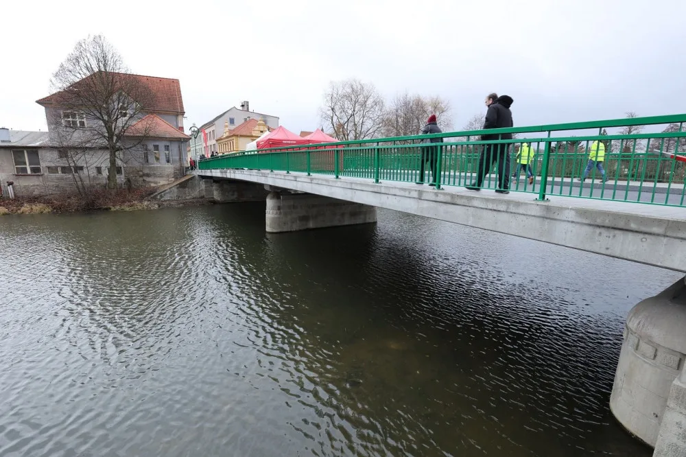 Na nově opraveném mostě v Horšovském Týně se bezpečně vyhnou i dva náklaďáky