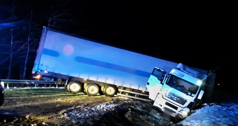Kamion havaroval na kluzké vozovce a skončil v příkopu. Z proražené nádrže vytékala nafta