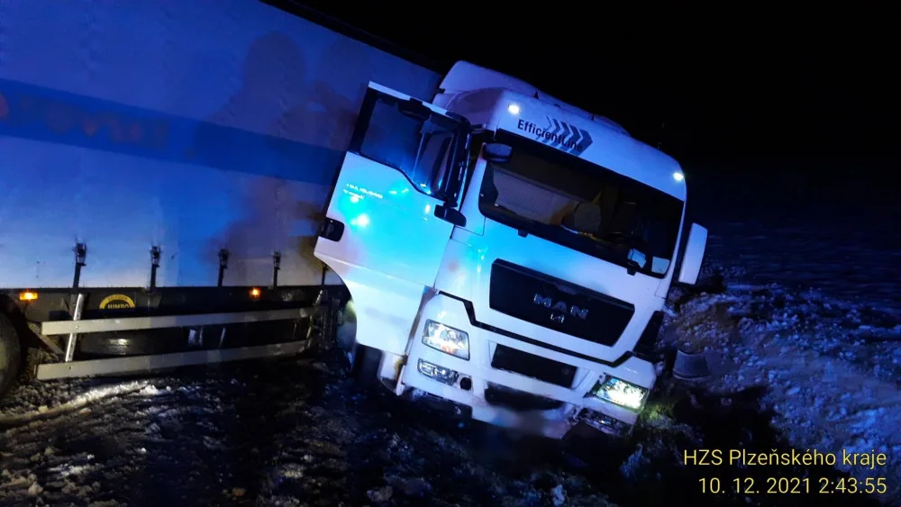 Kamion havaroval na kluzké vozovce a skončil v příkopu. Z proražené nádrže vytékala nafta