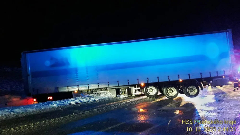 Kamion havaroval na kluzké vozovce a skončil v příkopu. Z proražené nádrže vytékala nafta