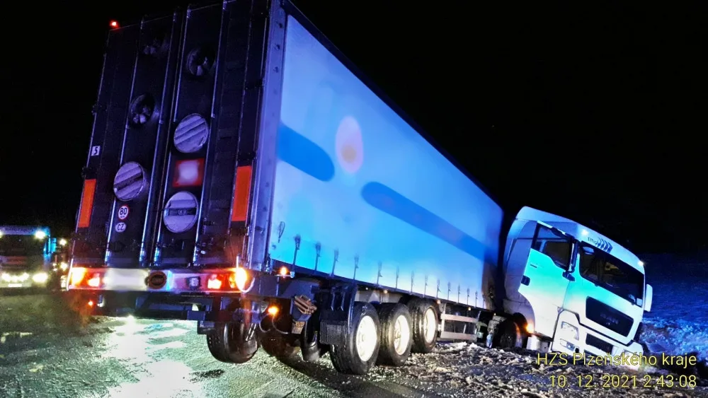 Kamion havaroval na kluzké vozovce a skončil v příkopu. Z proražené nádrže vytékala nafta