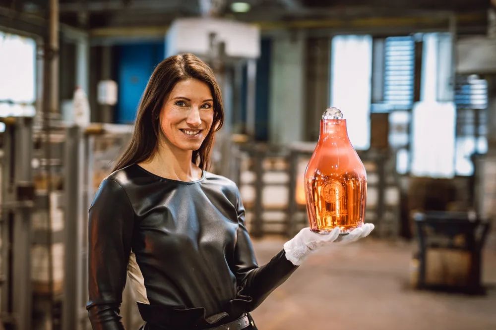 Návrhu lahví se letos zhostila přední česká designérka Lucie Koldová