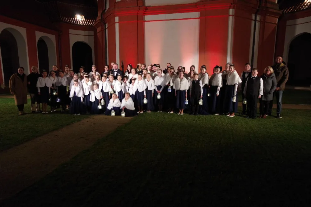 Videklip k nové vánoční písni natáčela Bára Basiková v barokním skvostu na severním Plzeňsku společně s Andílky