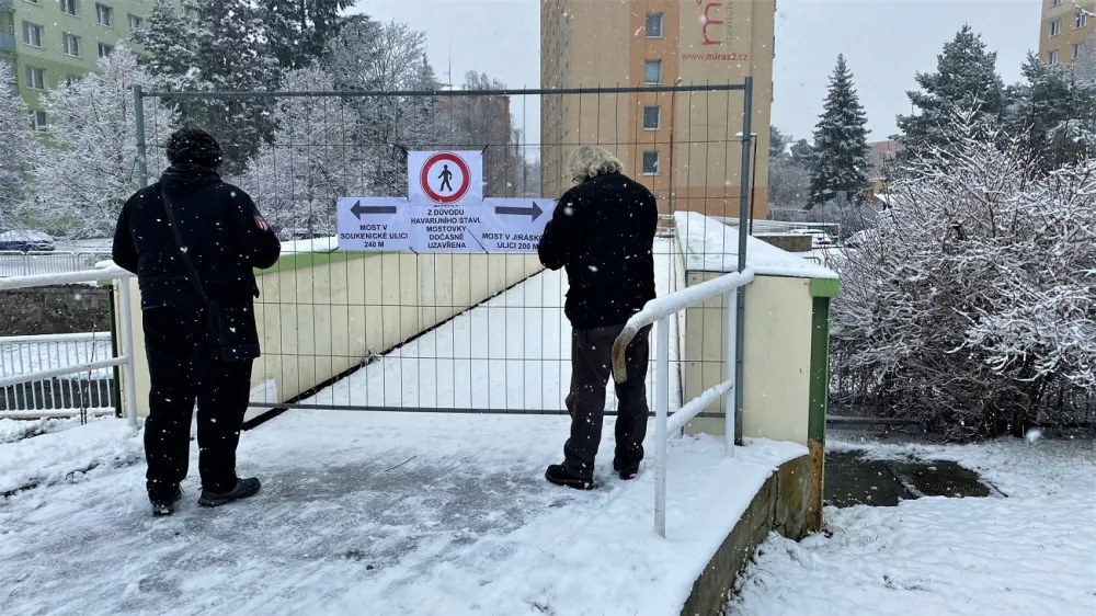 Mostovka je v havarijním stavu, přes frekventovanou lávku v Rokycanech už lidé nepřejdou