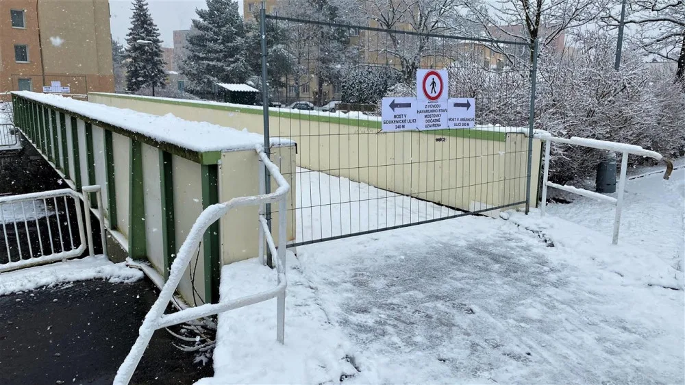 Mostovka je v havarijním stavu, přes frekventovanou lávku v Rokycanech už lidé nepřejdou