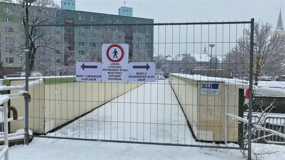 Mostovka je v havarijním stavu, přes frekventovanou lávku v Rokycanech už lidé nepřejdou