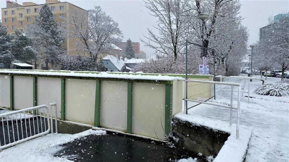 Mostovka je v havarijním stavu, přes frekventovanou lávku v Rokycanech už lidé nepřejdou
