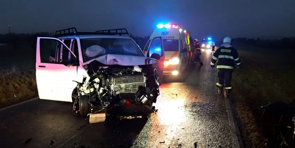 Při ranní nehodě čtyř automobilů se zranilo sedm lidí, některé museli hasiči z vozidel vyprošťovat