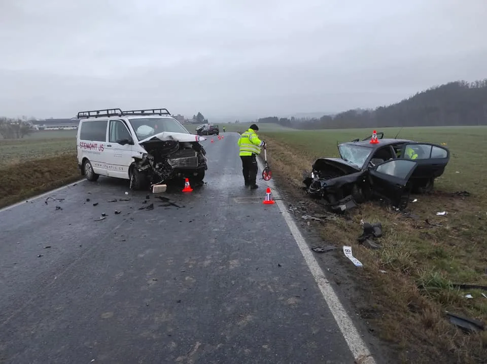 Při ranní nehodě čtyř automobilů se zranilo sedm osob, některé museli hasiči z vozidel vyprošťovat