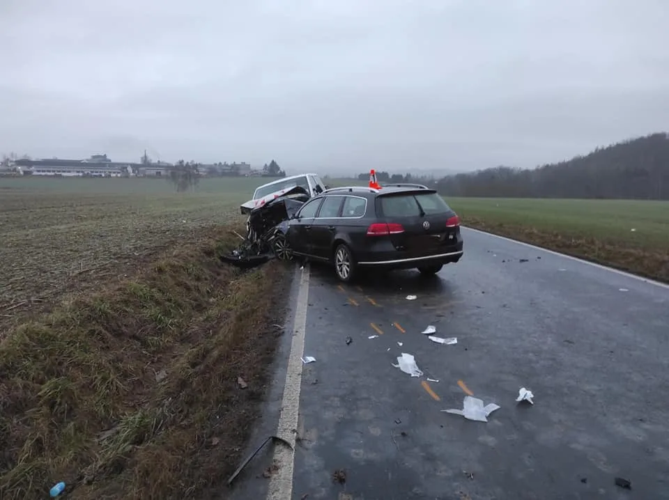 Při ranní nehodě čtyř automobilů se zranilo sedm osob, některé museli hasiči z vozidel vyprošťovat