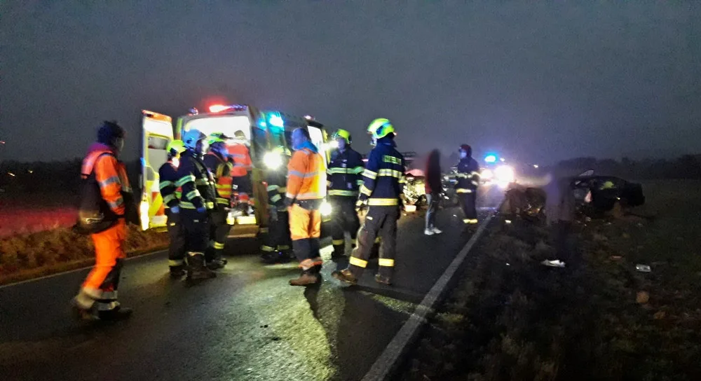 Při ranní nehodě čtyř automobilů se zranilo sedm osob, některé museli hasiči z vozidel vyprošťovat