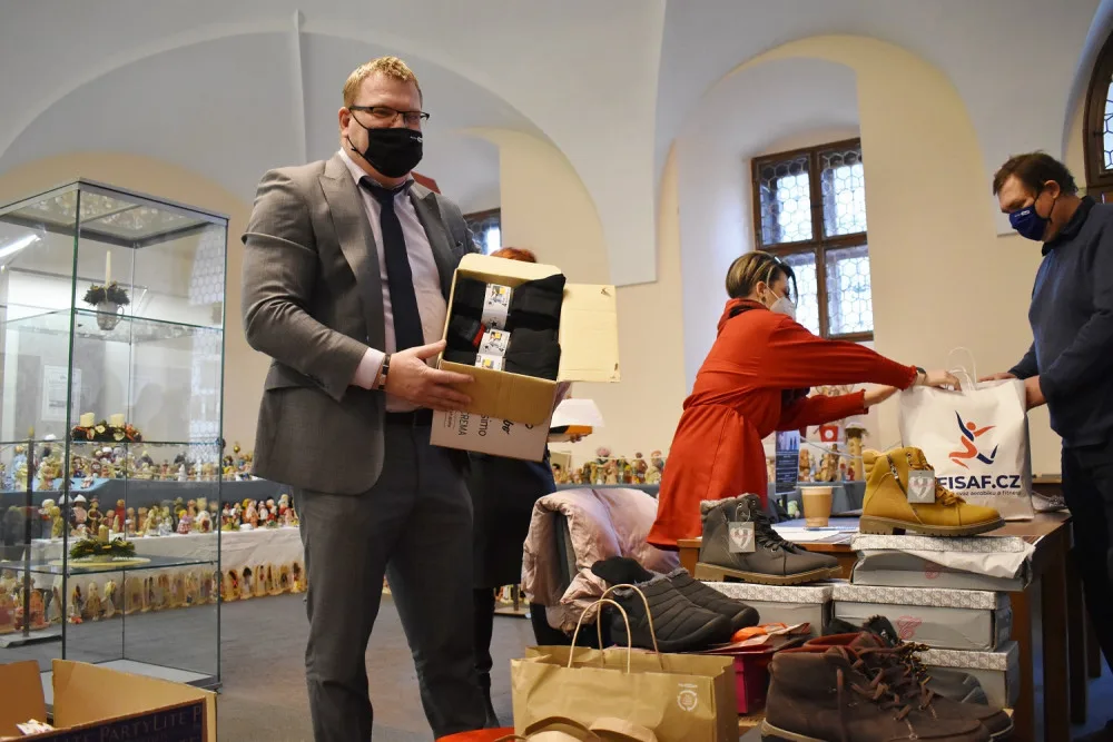 Výzva radního sklidila úspěch, podařilo se mu od kolegů a přátel vybrat 82 párů zimních bot pro bezdomovce