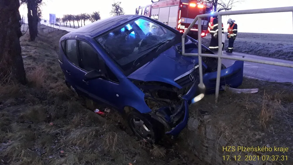 Řidička tohoto vozu narazila do mostku