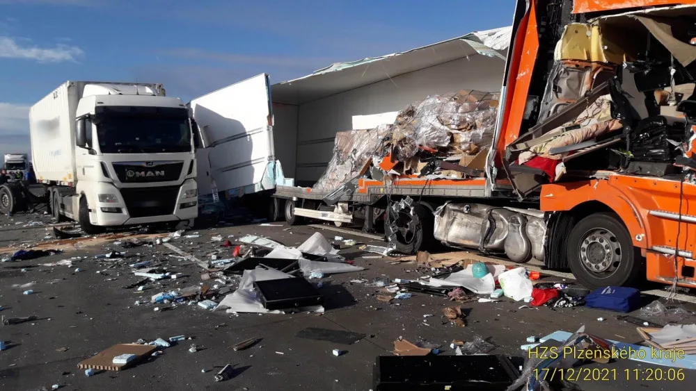 Požár náklaďáku ochromil provoz na dálnici D5. V koloně se následně srazily dva kamiony