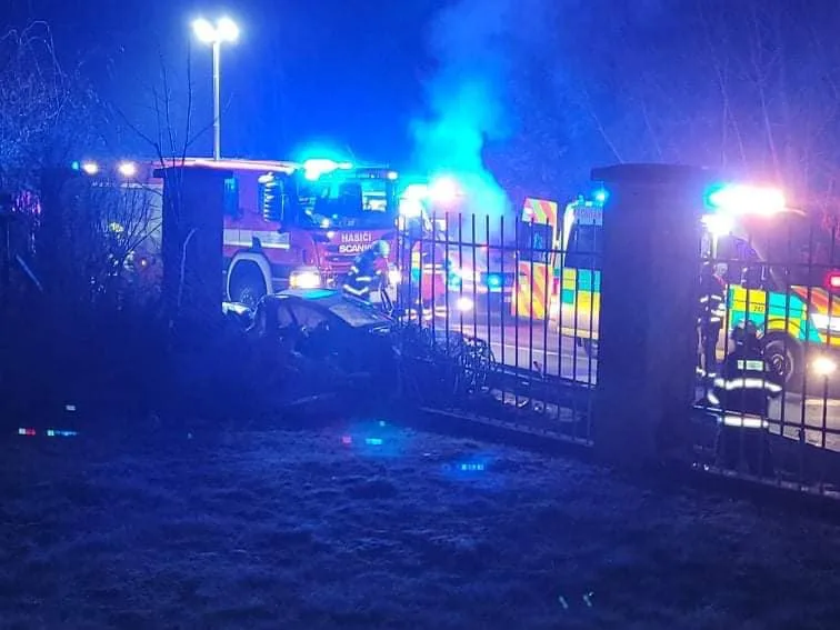 Opilí a zfetovaní mladíci sešrotovali auto u vjezdu do věznice, dva z nich utekli od zraněných kamarádů