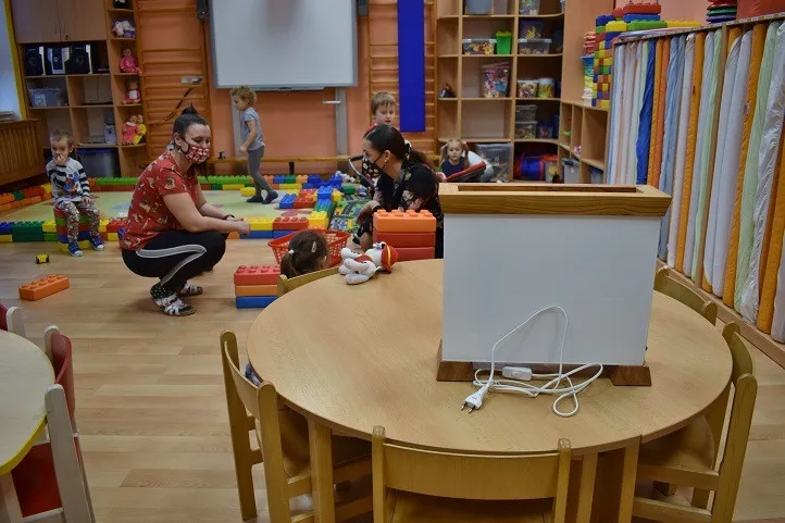 O čistý vzduch se na základních a mateřských školách starají speciální nanočističky