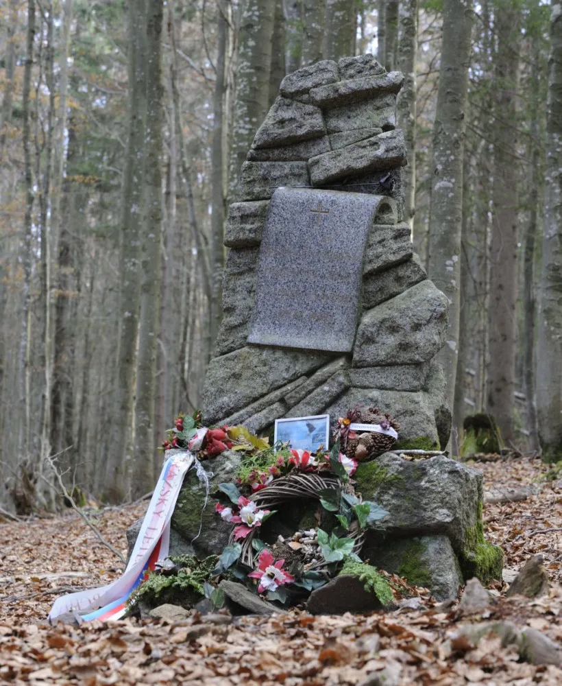 Památník připomínající tragickou štědrovečerní leteckou nehodu na Šumavě