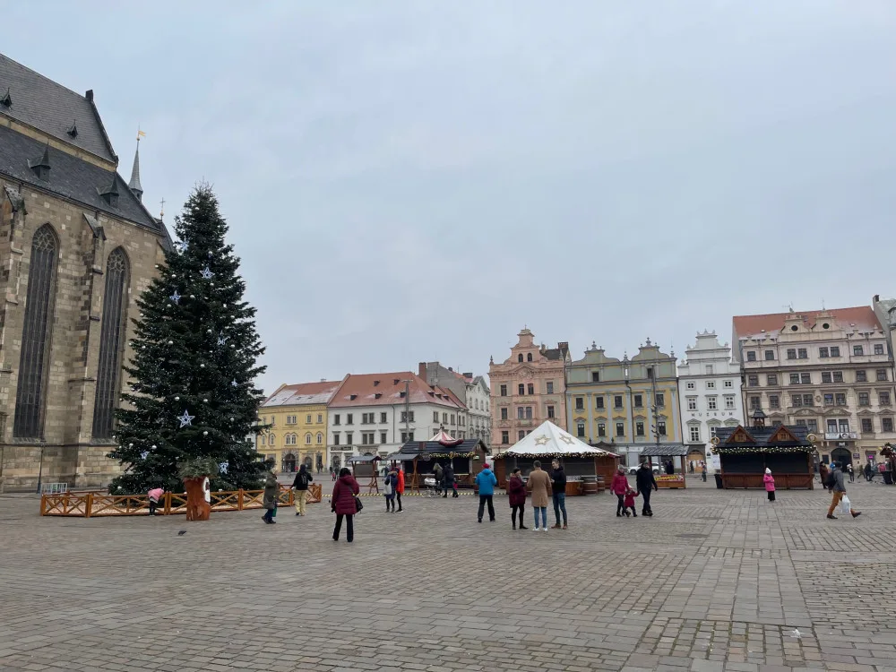 Většina stánků už zmizela z plzeňského náměstí Republiky