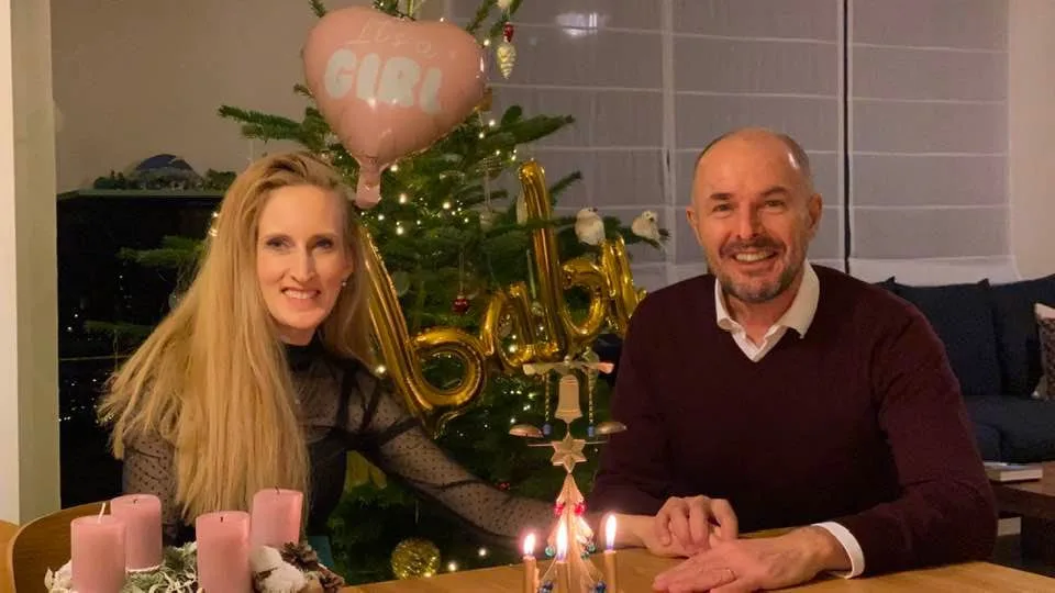 Před vánočním stromkem oznámil poslanec a náměstek hejtmanky Plzeňského kraje společně s manželkou, že čekají narození dcery Milady