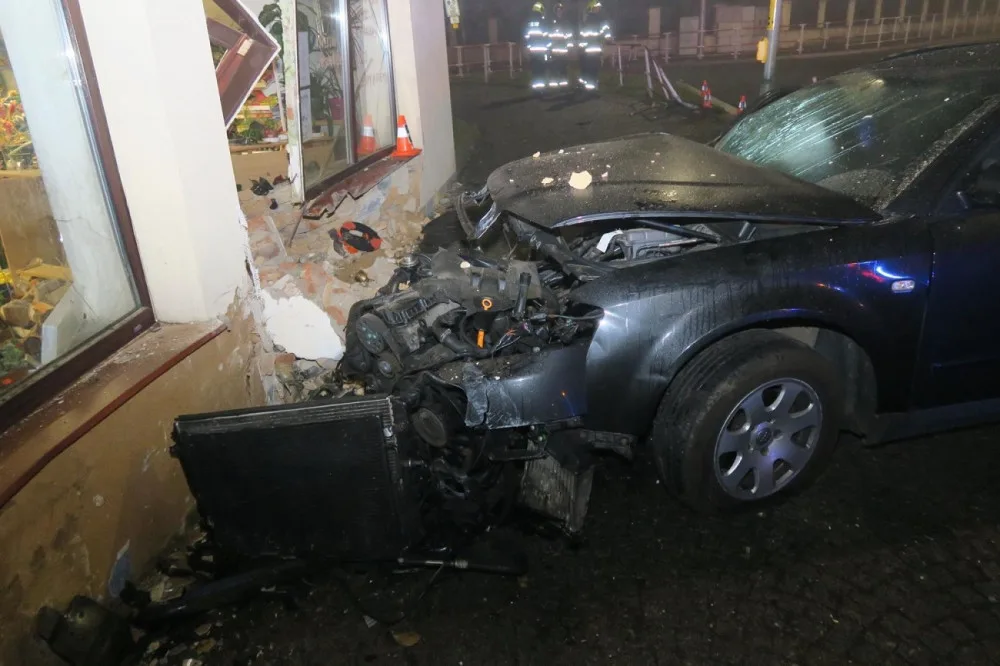 Opilý muž ujížděl policii, nakonec s Audi vletěl do květinářství a způsobil statisícové škody, hrozí mu tři roky vězení