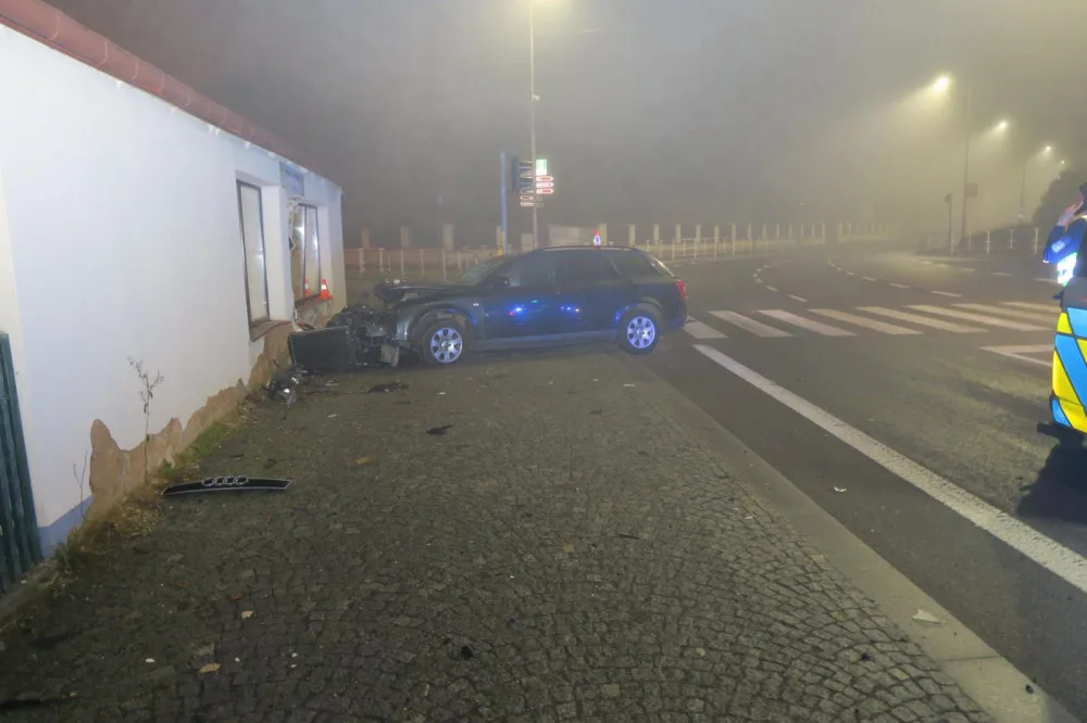 Opilý muž ujížděl policii, nakonec s Audi vletěl do květinářství a způsobil statisícové škody, hrozí mu tři roky vězení