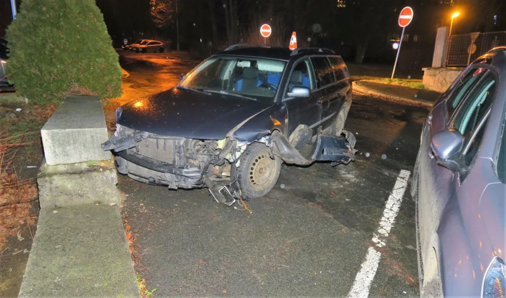 Namol opilá motoristka demolovala auta, kontejner i okap, jízdu zakončila nárazem do zdi