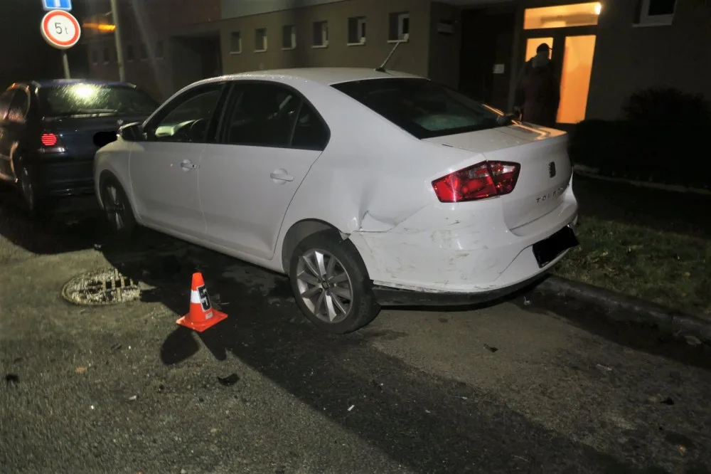 Namol opilá motoristka demolovala auta, kontejner i okap, jízdu zakončila nárazem do zdi