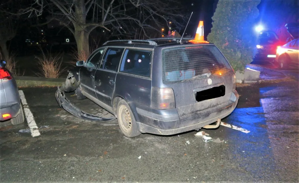 Namol opilá motoristka demolovala auta, kontejner i okap, jízdu zakončila nárazem do zdi