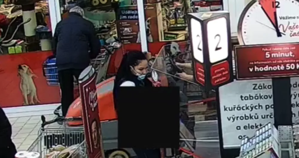 Policie pátrá po totožnosti ženy na snímku z bezpečnostní kamery v souvislosti s objasňováním trestné činnosti