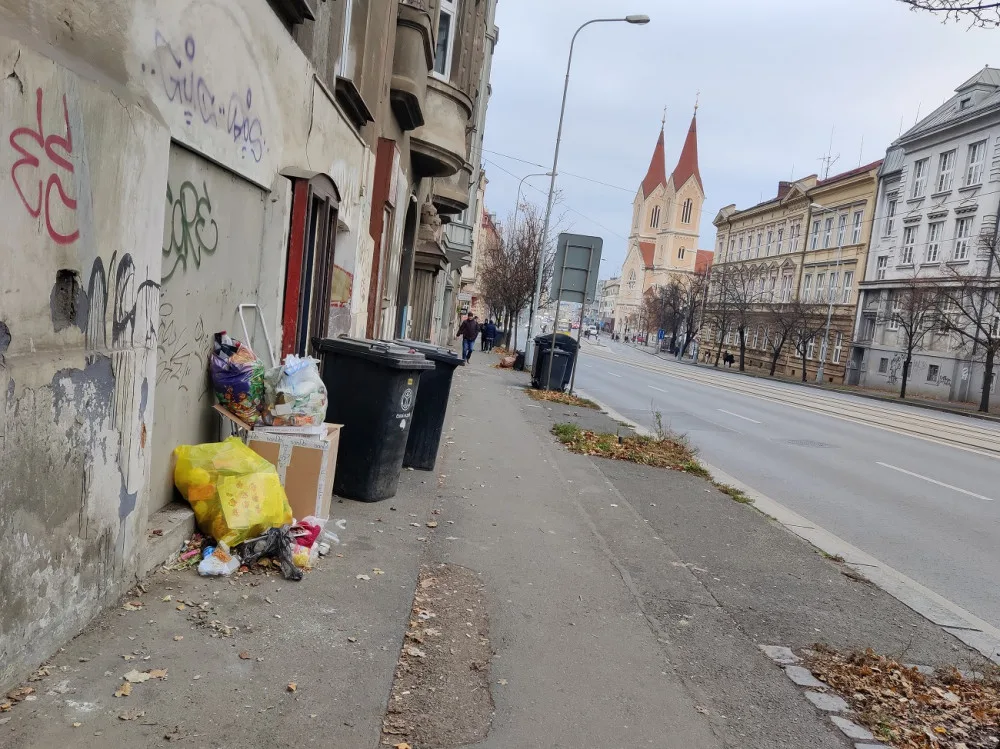 Popelnice musí zmizet z chodníků před domy, město rozšířilo vyhlášku na další ulice
