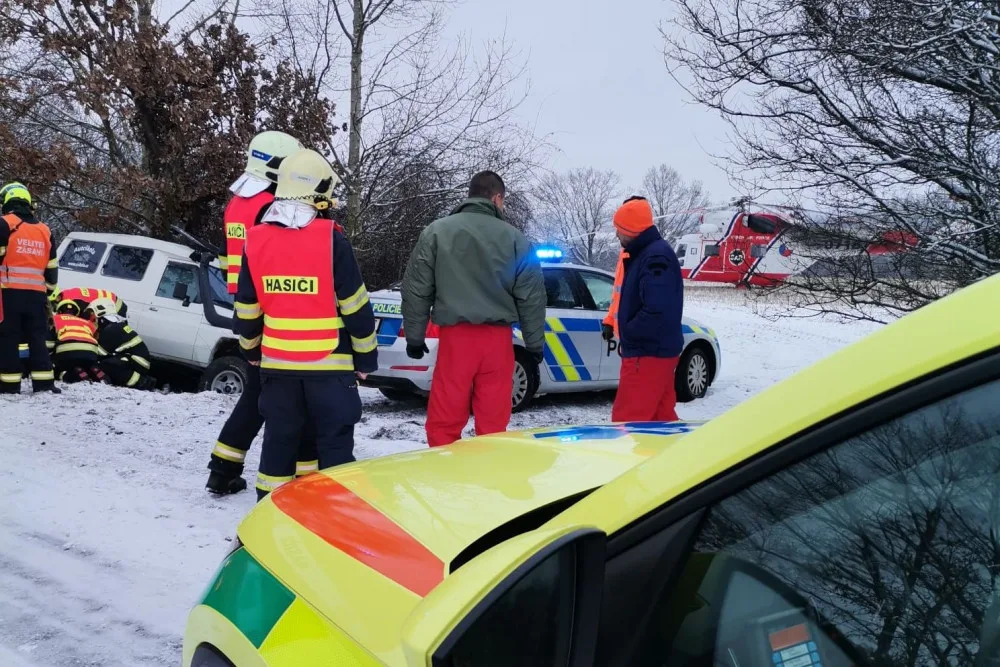 Na místě zasahoval i vrtulník letecké služby