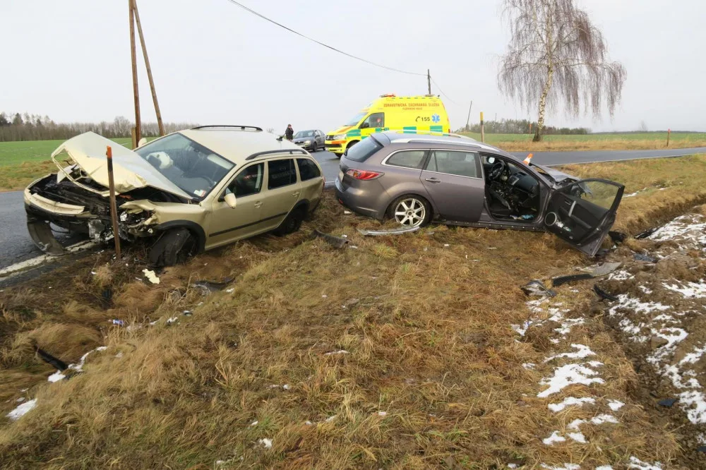 Při střetu dvou osobních automobilů se zranili čtyři lidé, viník nehody nedal přednost na křižovatce